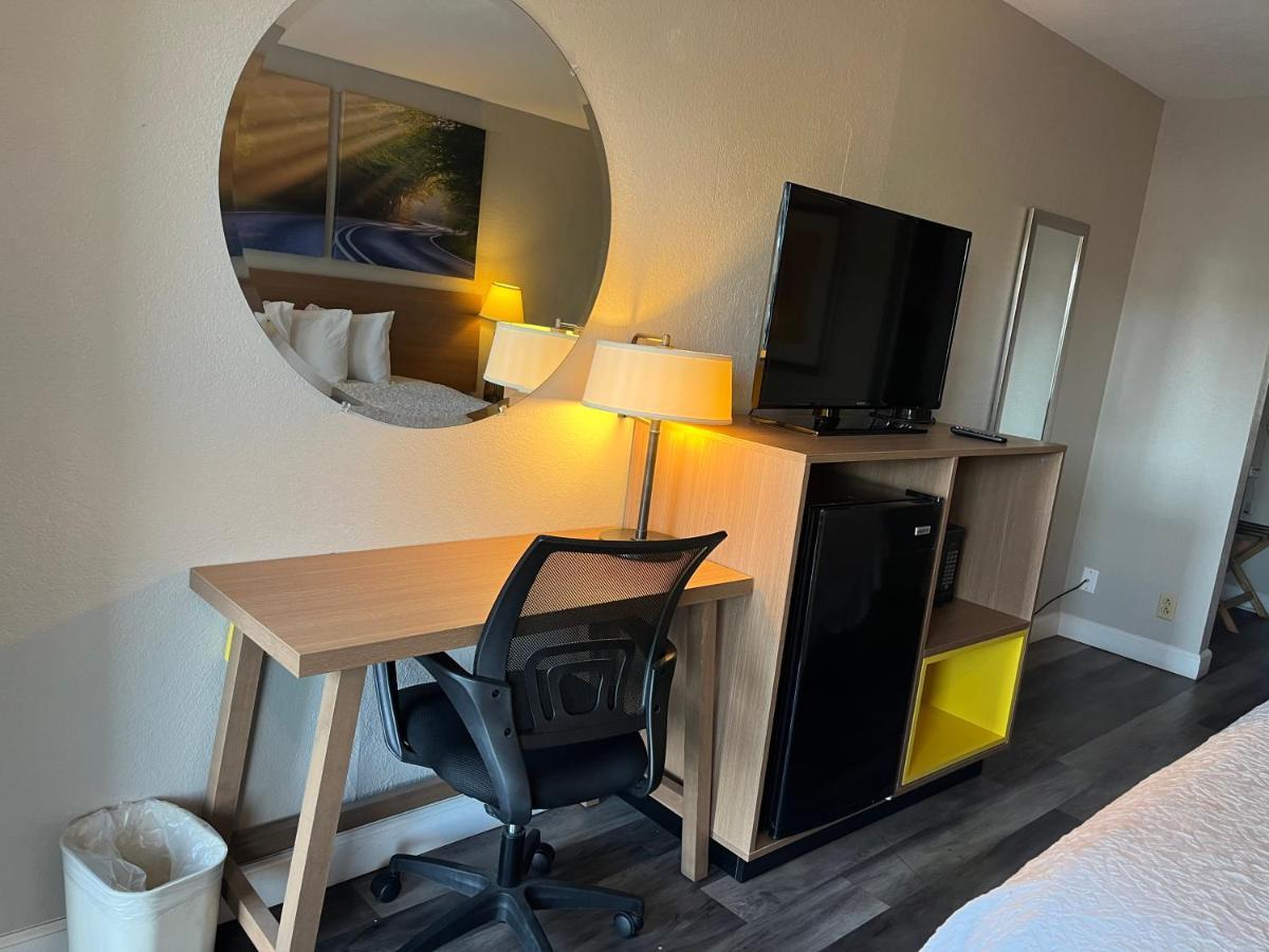 Days Inn & Suites By Wyndham Dayton North מראה חיצוני תמונה
