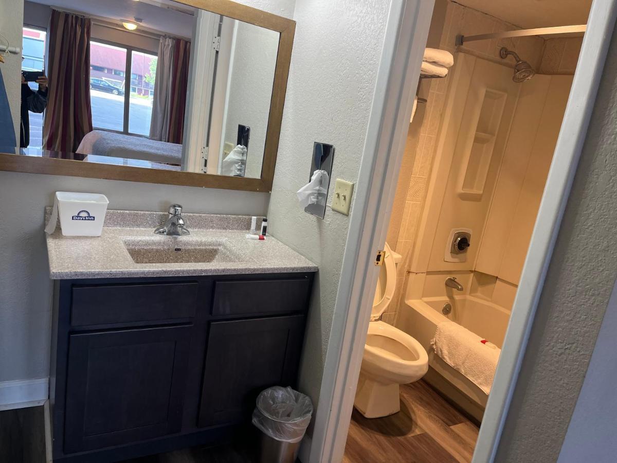Days Inn & Suites By Wyndham Dayton North מראה חיצוני תמונה
