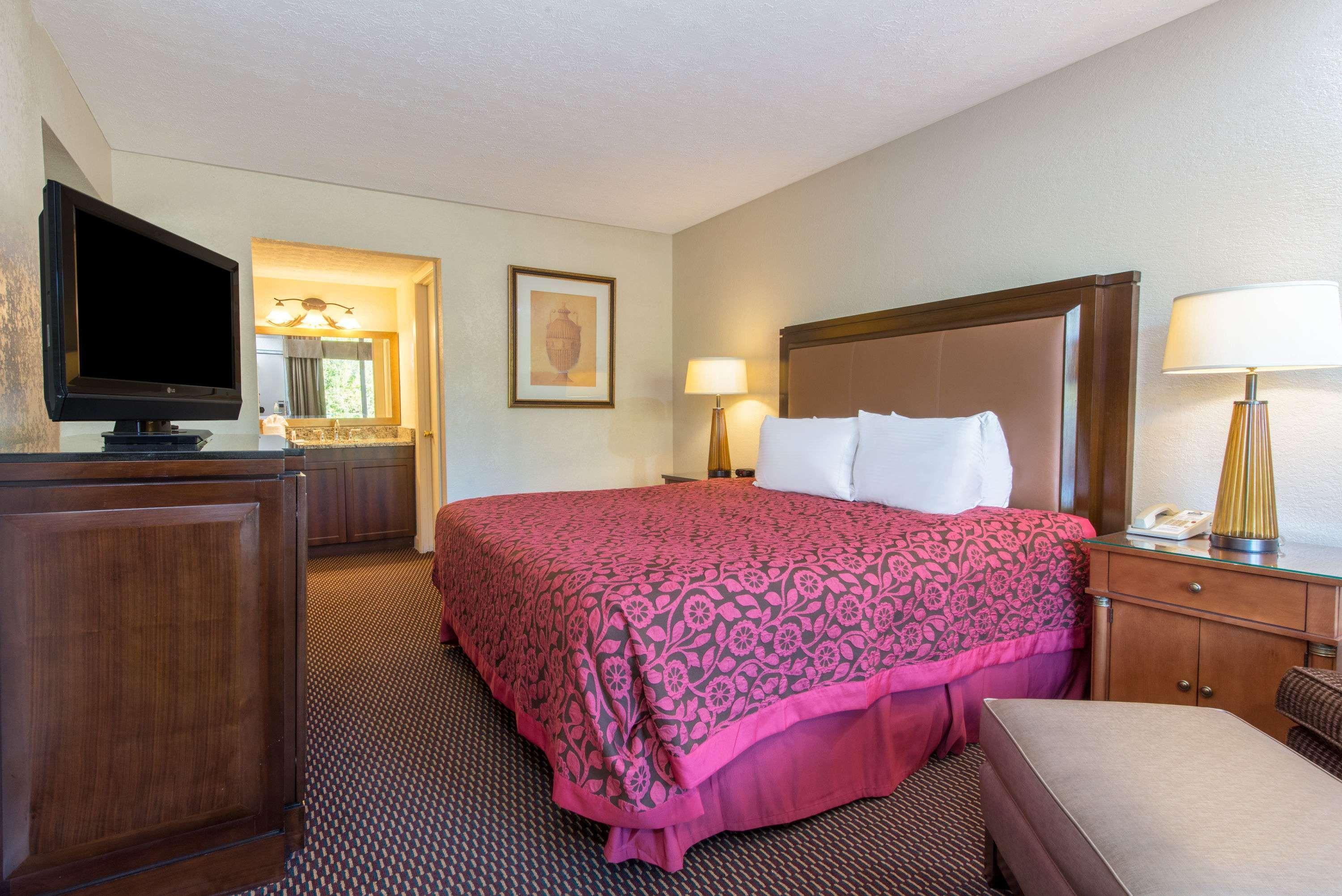Days Inn & Suites By Wyndham Dayton North מראה חיצוני תמונה