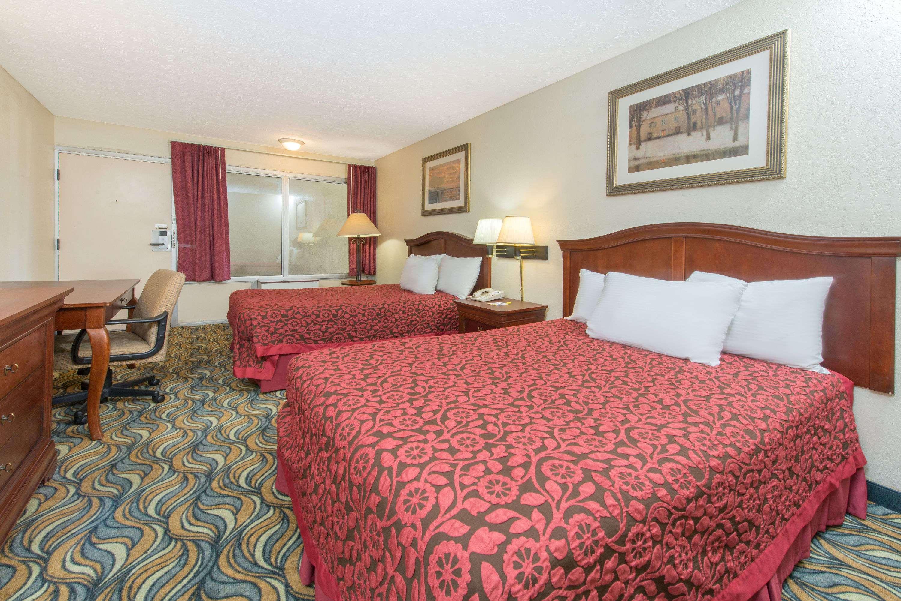 Days Inn & Suites By Wyndham Dayton North מראה חיצוני תמונה