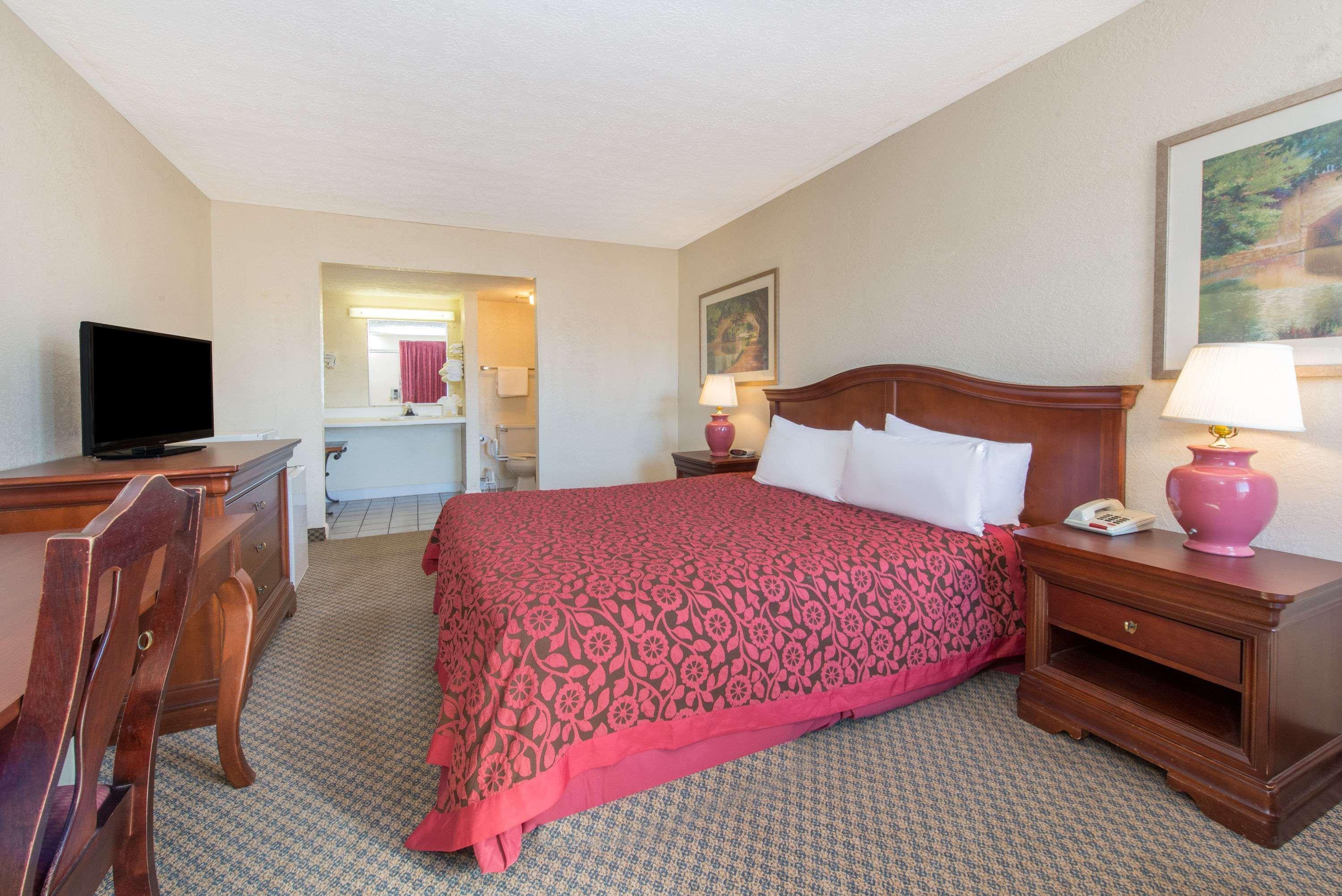 Days Inn & Suites By Wyndham Dayton North מראה חיצוני תמונה