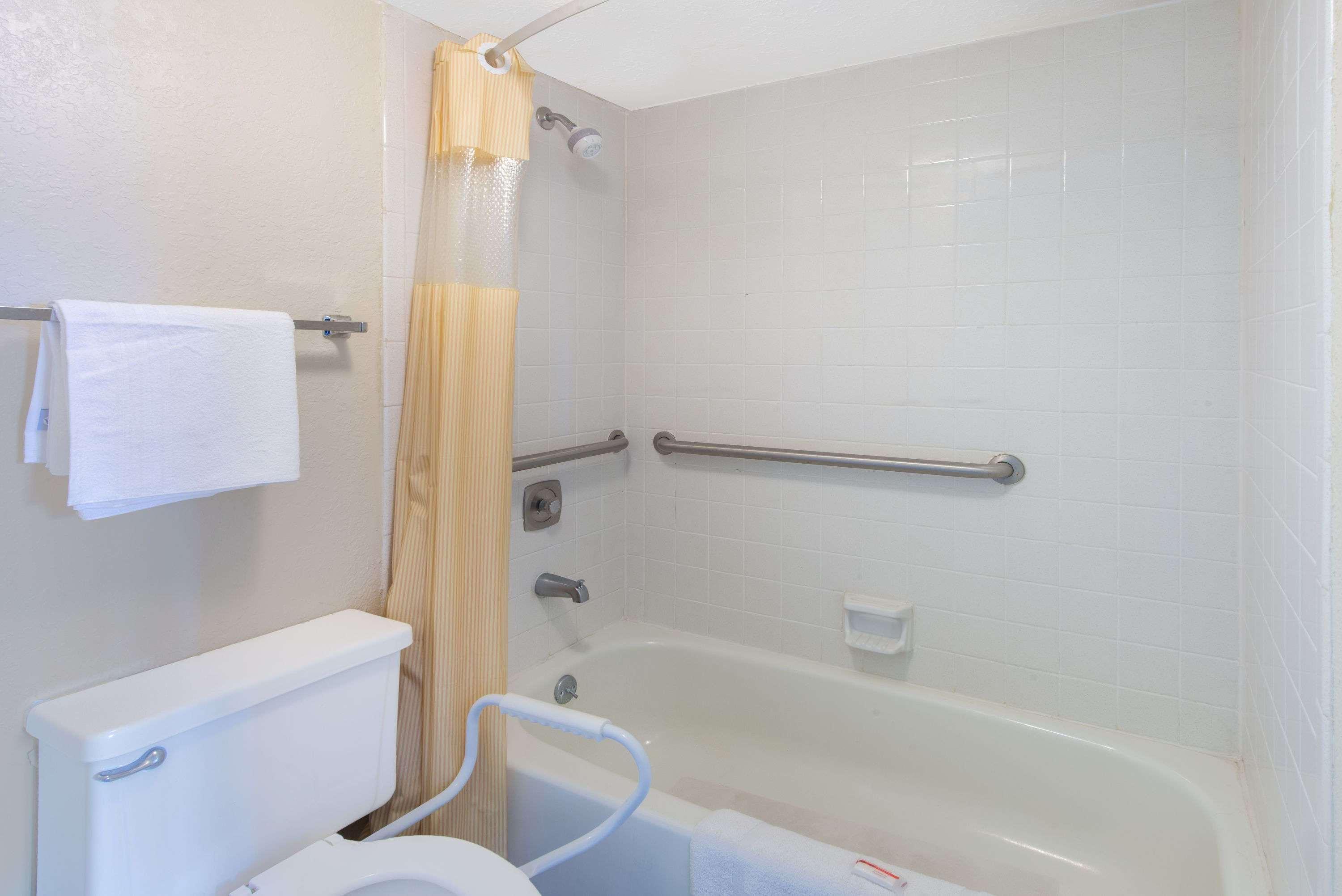 Days Inn & Suites By Wyndham Dayton North מראה חיצוני תמונה