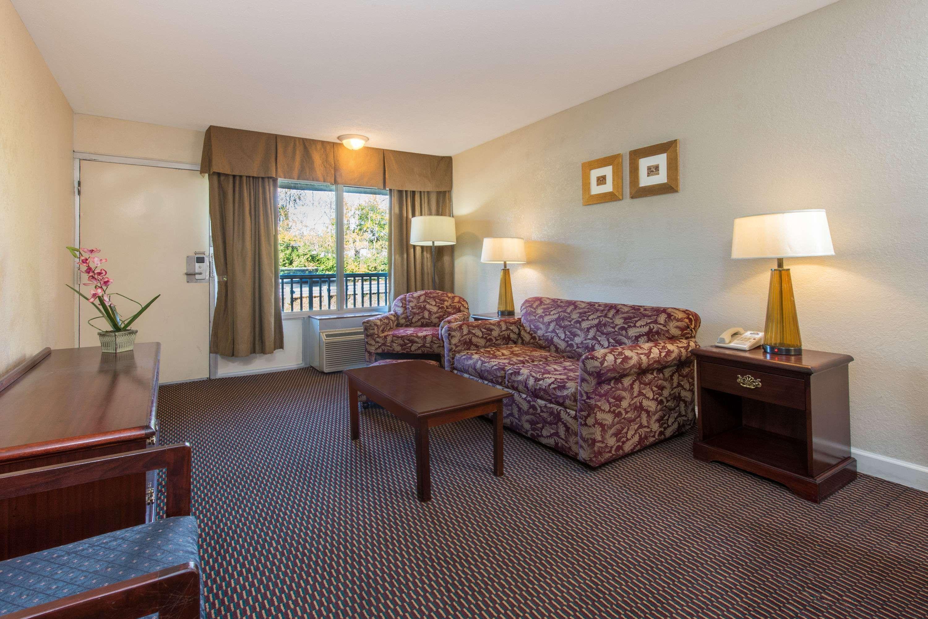 Days Inn & Suites By Wyndham Dayton North מראה חיצוני תמונה