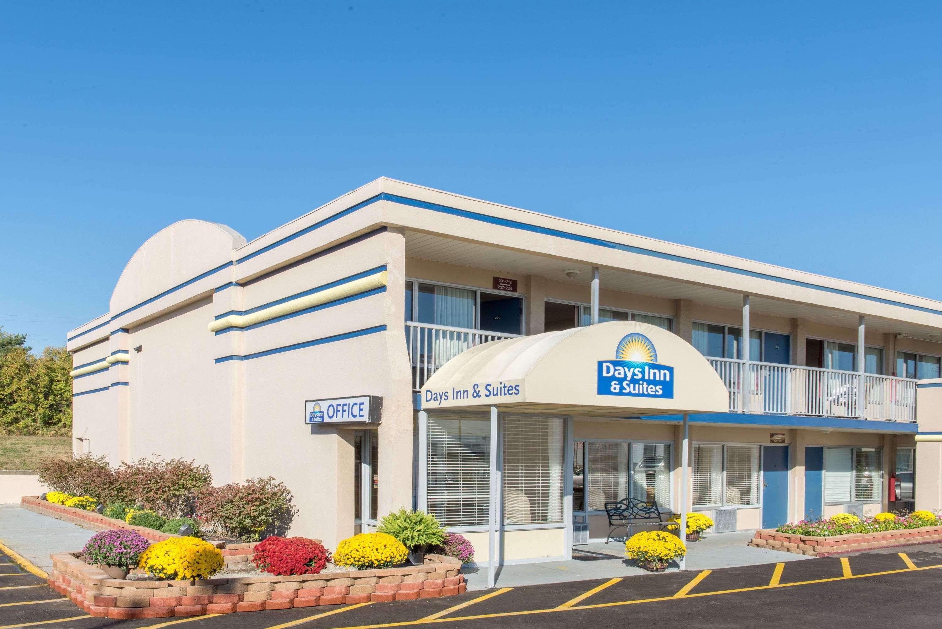 Days Inn & Suites By Wyndham Dayton North מראה חיצוני תמונה